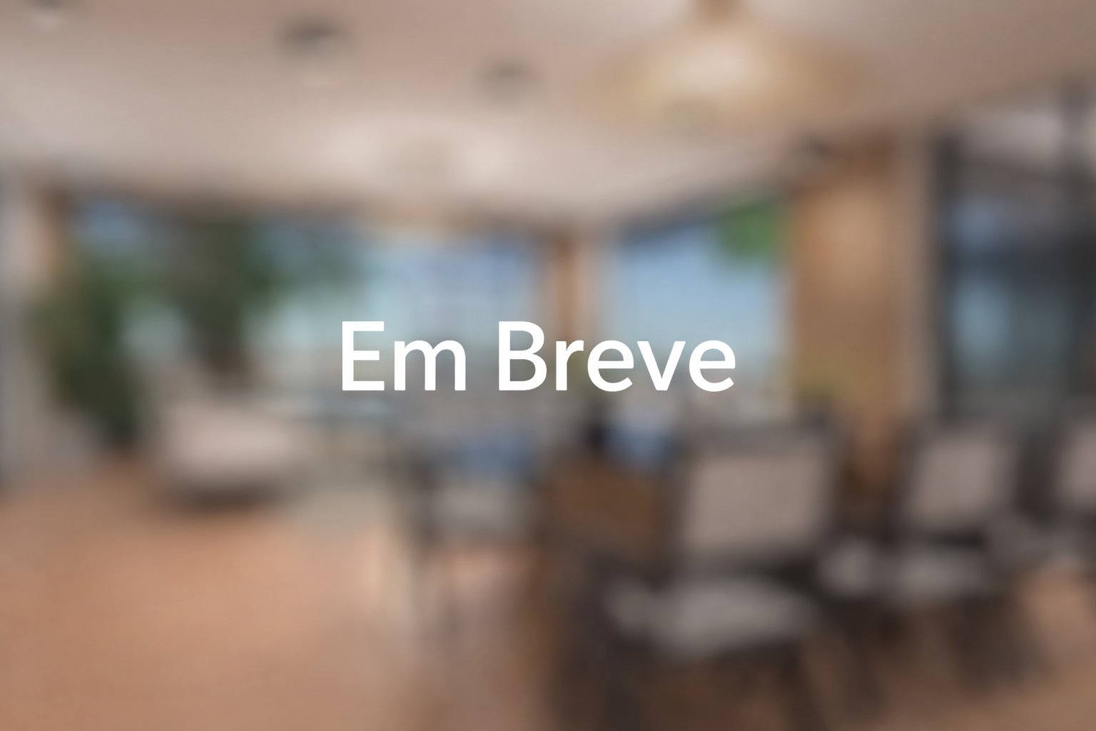 Sala de jantar contemporânea com mesa em madeira e integração com área verde